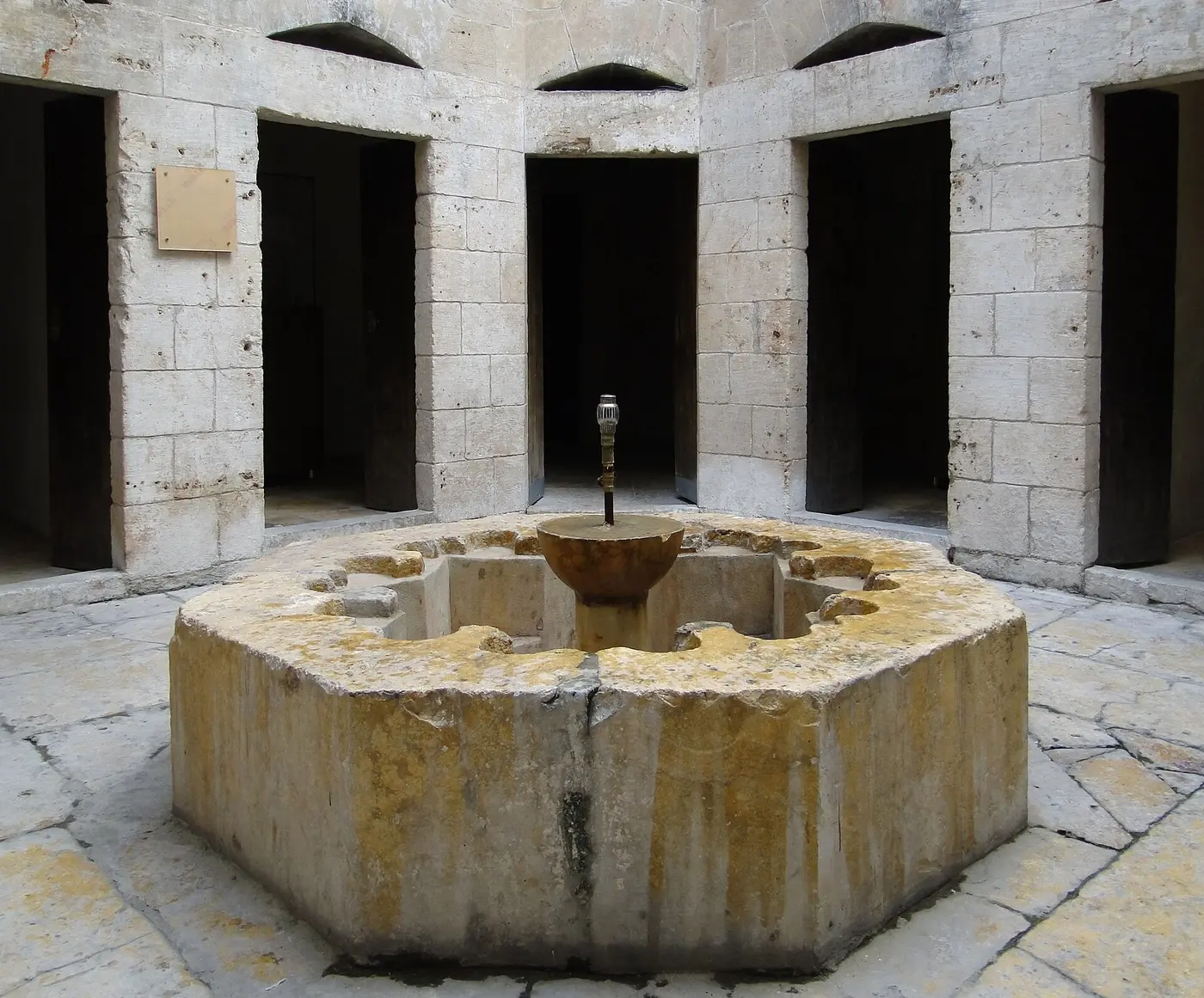 بركة الماء في صحن البيمارستان الأرغوني.