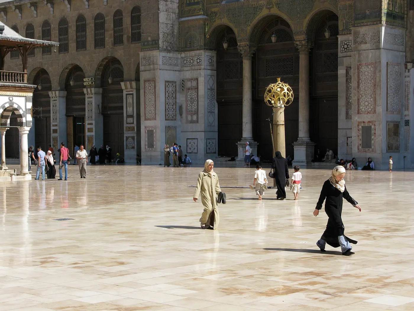 صحن الجامع الأموي والمئذنة الغربية.