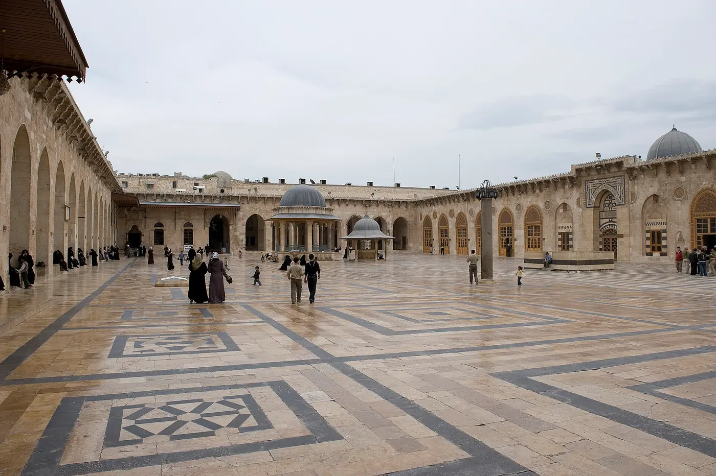 صحن الجامع الكبير في حلب.