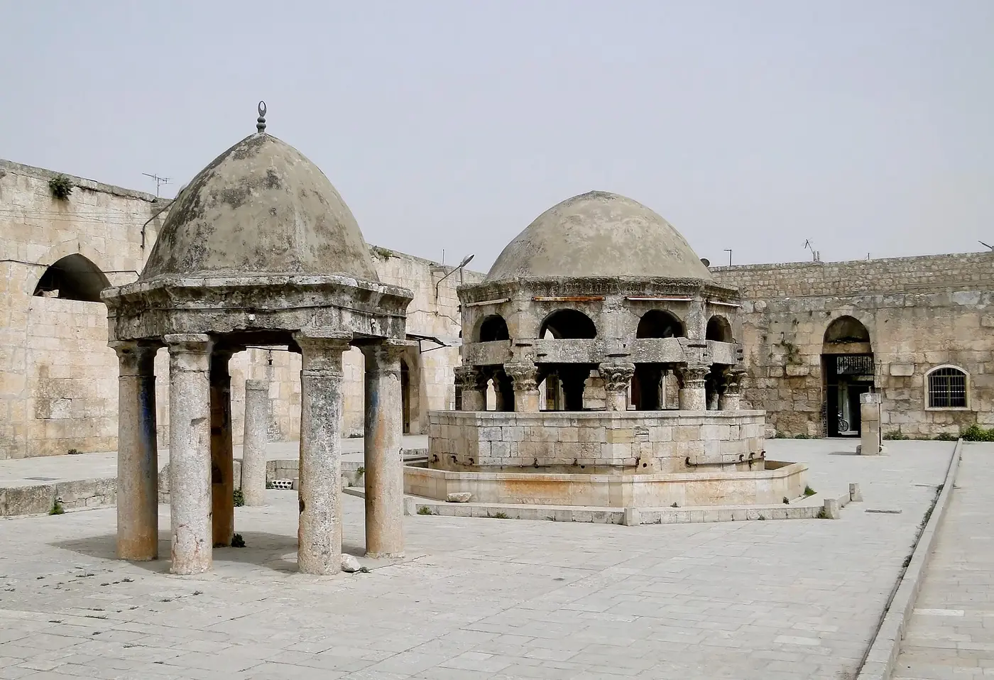صحن الجامع الكبير ومئذنته في معرّة النعمان.