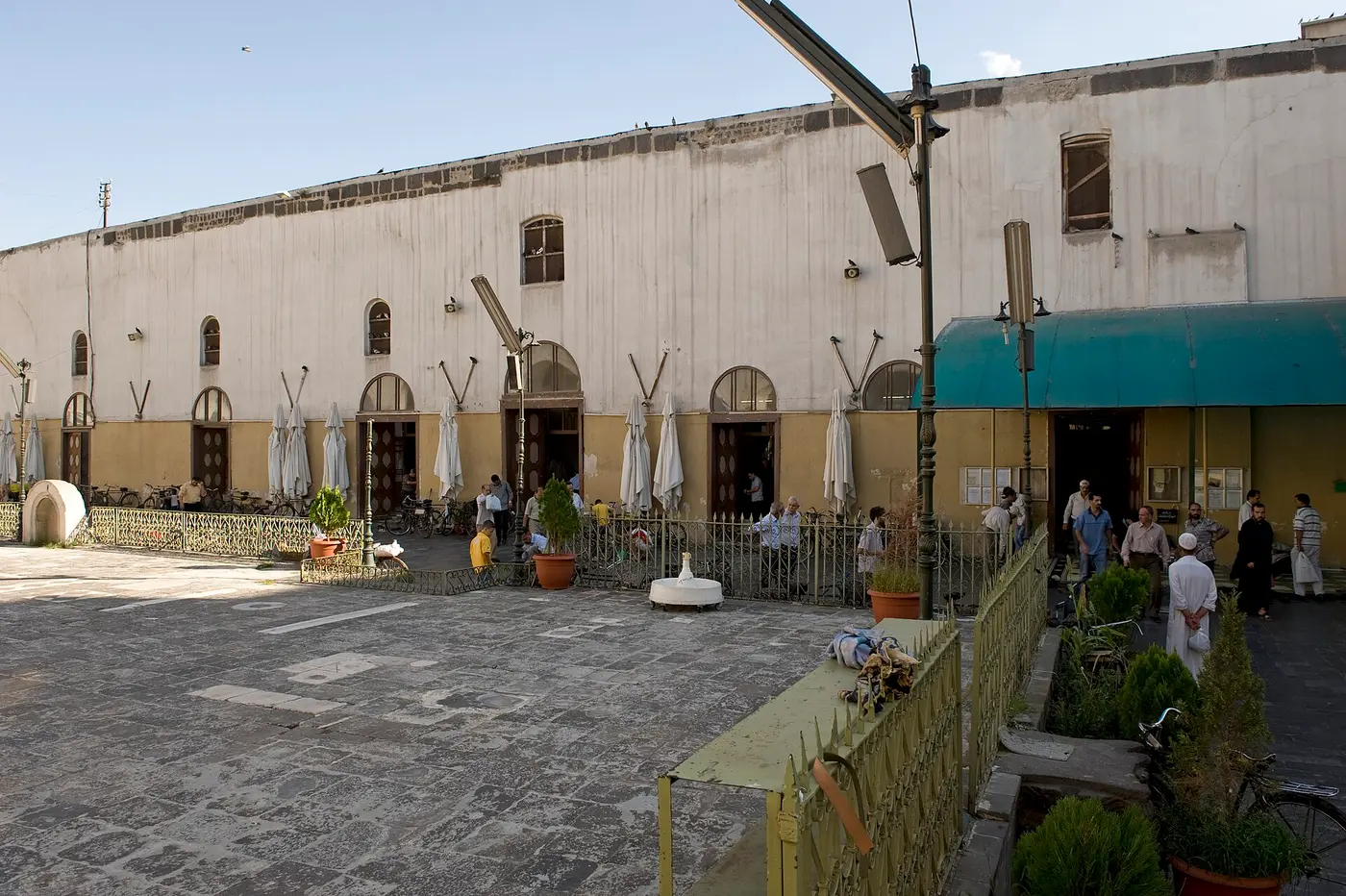 صحن الجامع النوري في حمص.