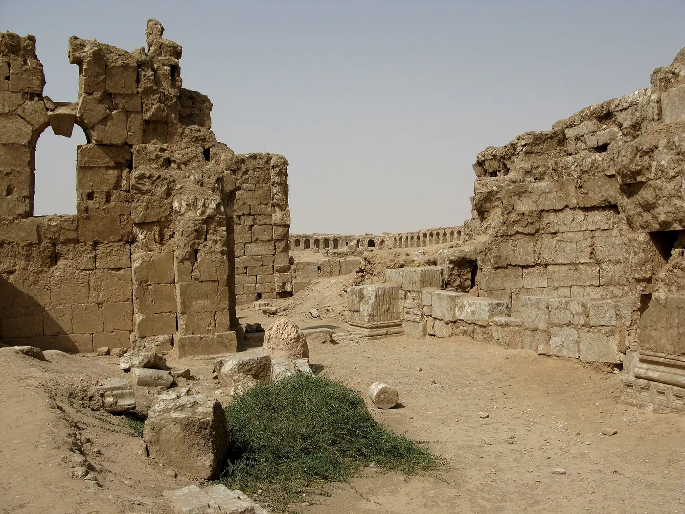 أسوار الرصافة وبوابتها الشمالية.