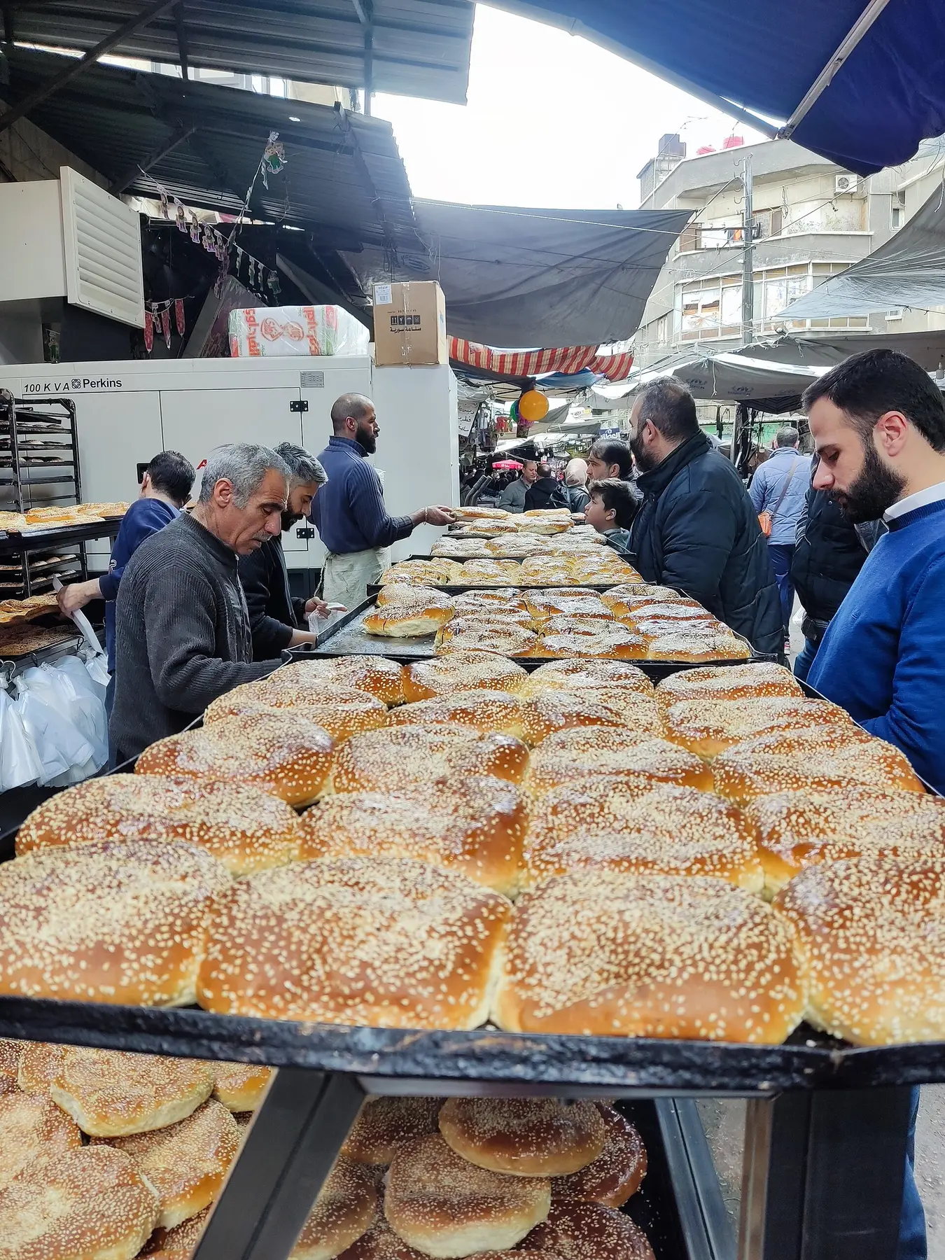 بائعُ المعروك: أفرانُ الأسواق هي التي تُخرج هذا النوع من الأقراص.