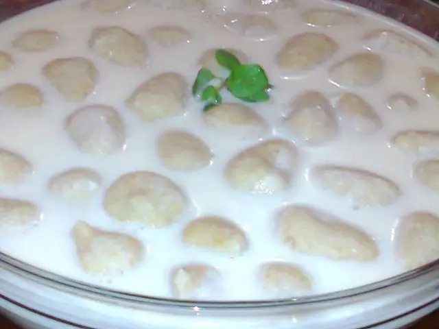 الكبّة اللبنية: من عائلة الطبخ باللبن نفسِها، وتُطبخ بالحيلة عينها.