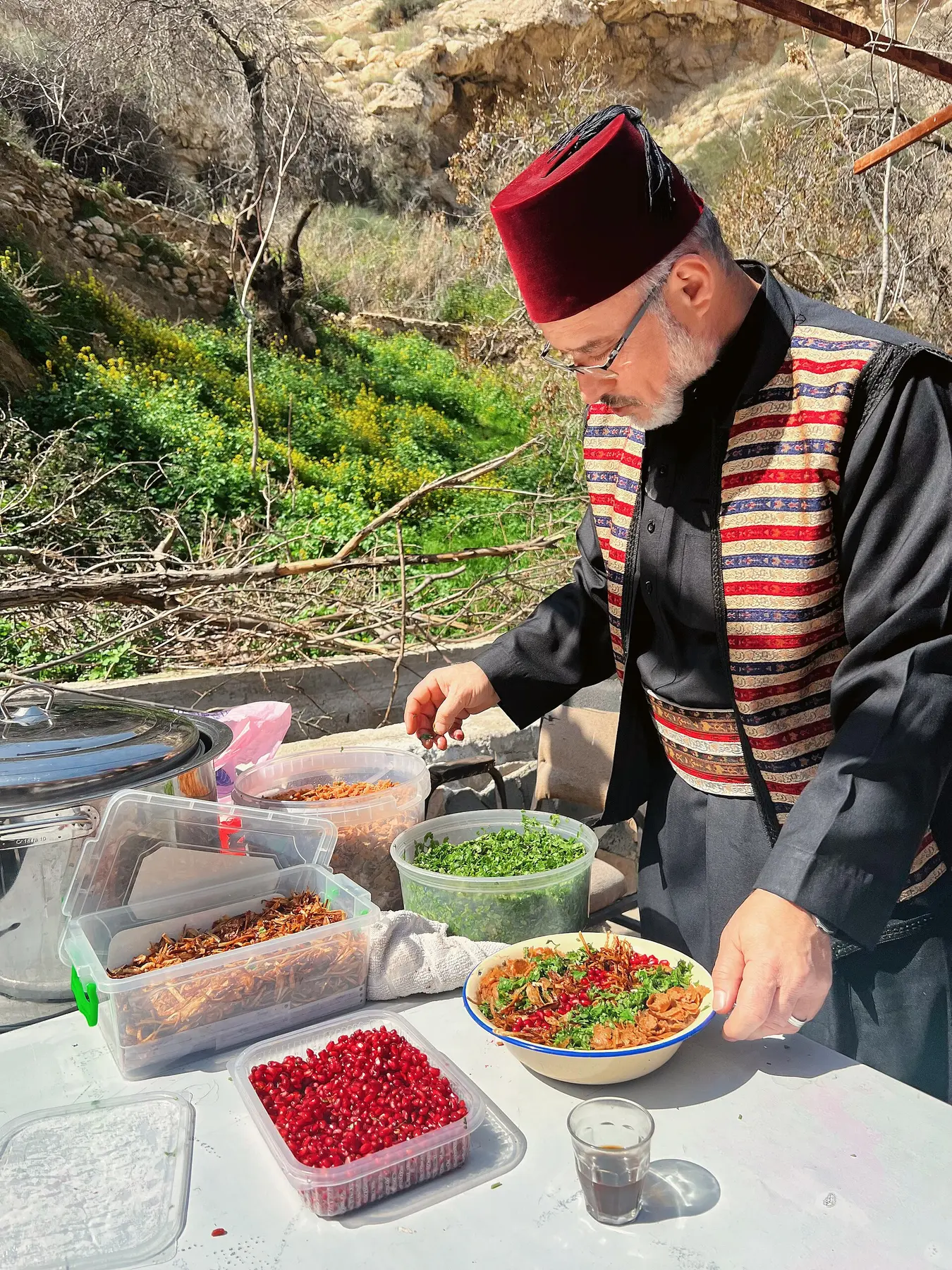 زيٌّ دمشقيٌّ آخر: العباءةُ المخطّطةُ بالأحمر والأسود فوق الثوب.