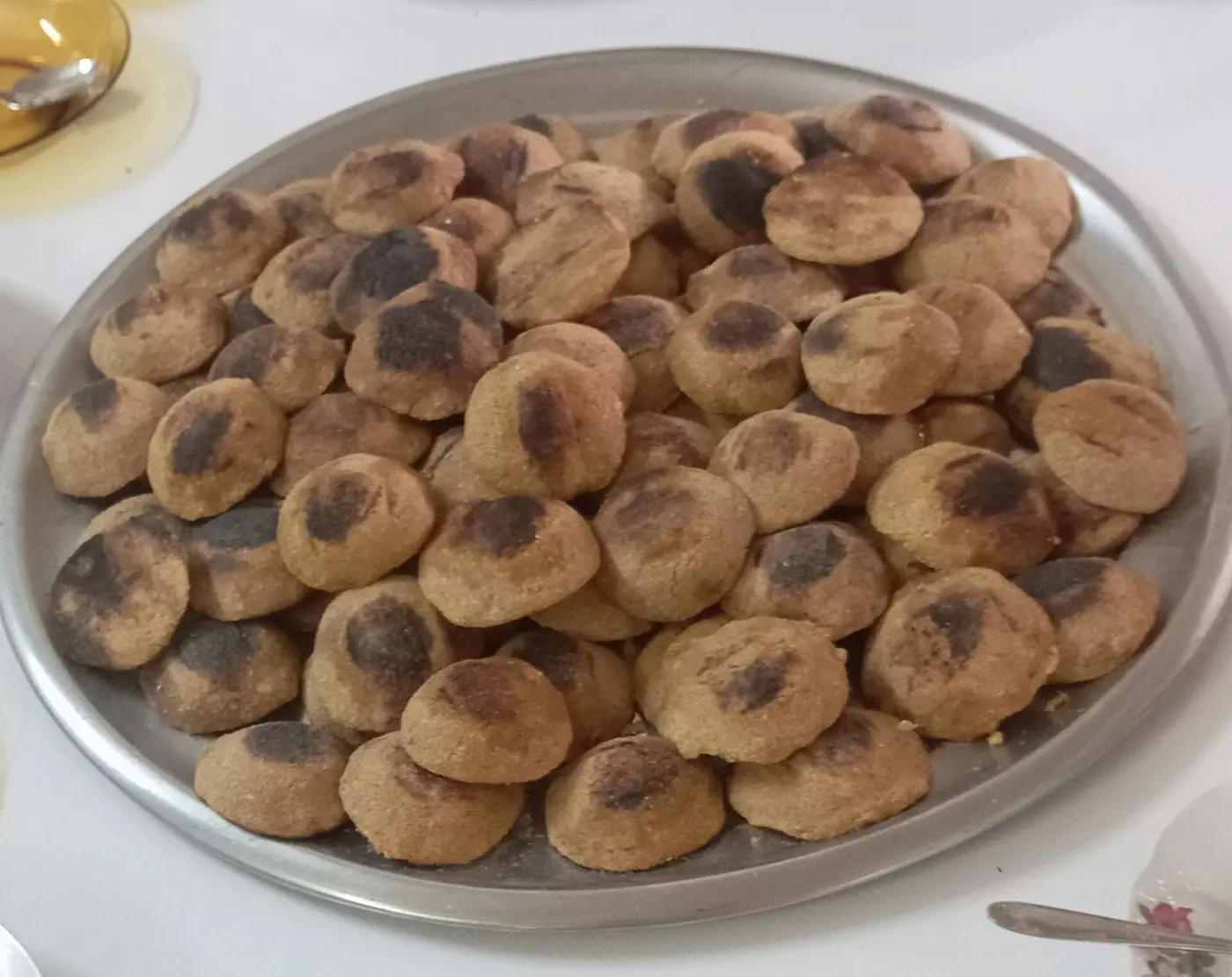 الكبّة المشوية على الجمر: طعمٌ مدخَّنٌ لا تُعطيه المقليّة.