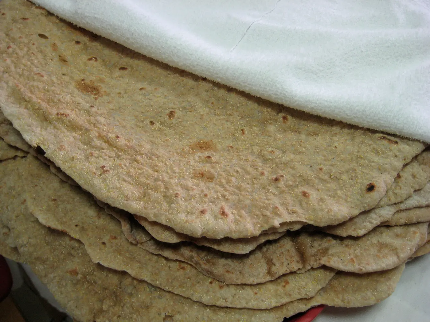 خبزُ الصاج: الرقائقُ التي تُرَصّ طبقاتٍ ويُصَبّ عليها السمنُ والقطر.