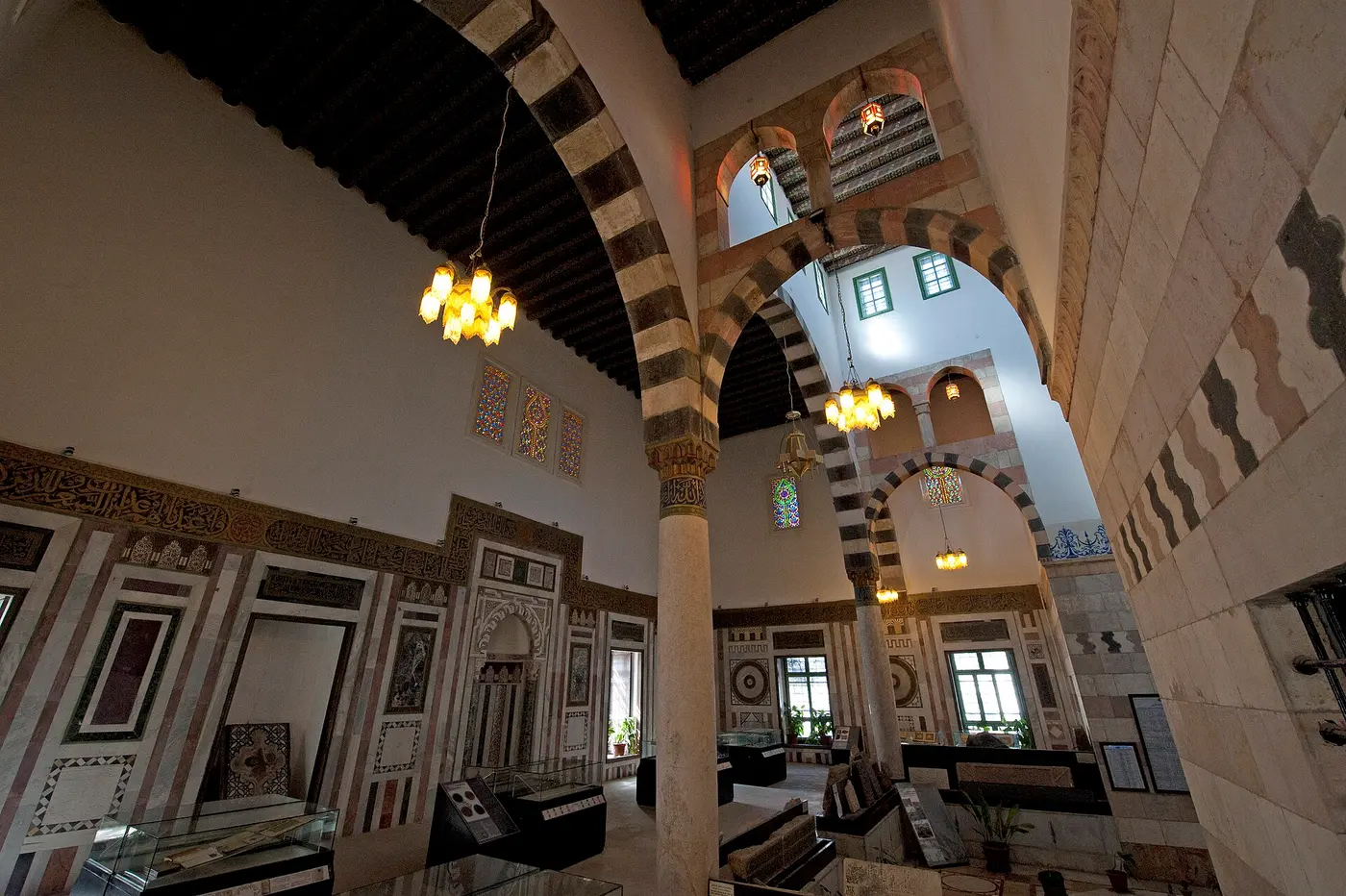 محراب المدرسة الجقمقية ورخامه الملوّن.