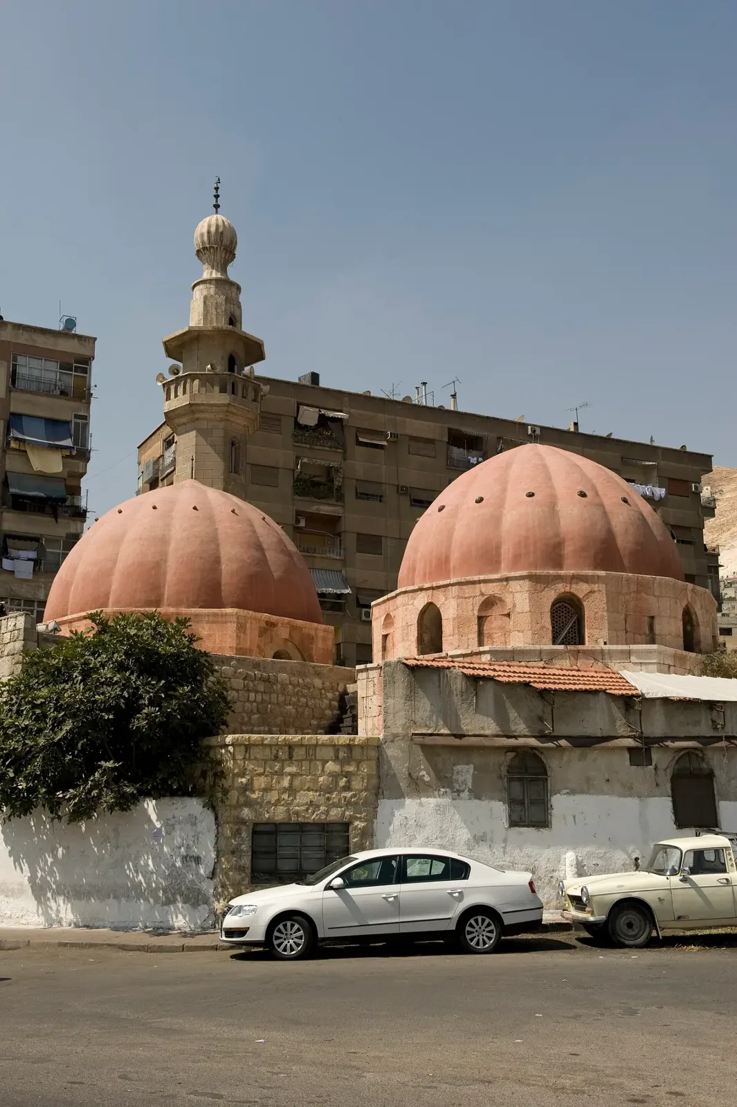 المدرسة الركنية بقبّتها وجدرانها.