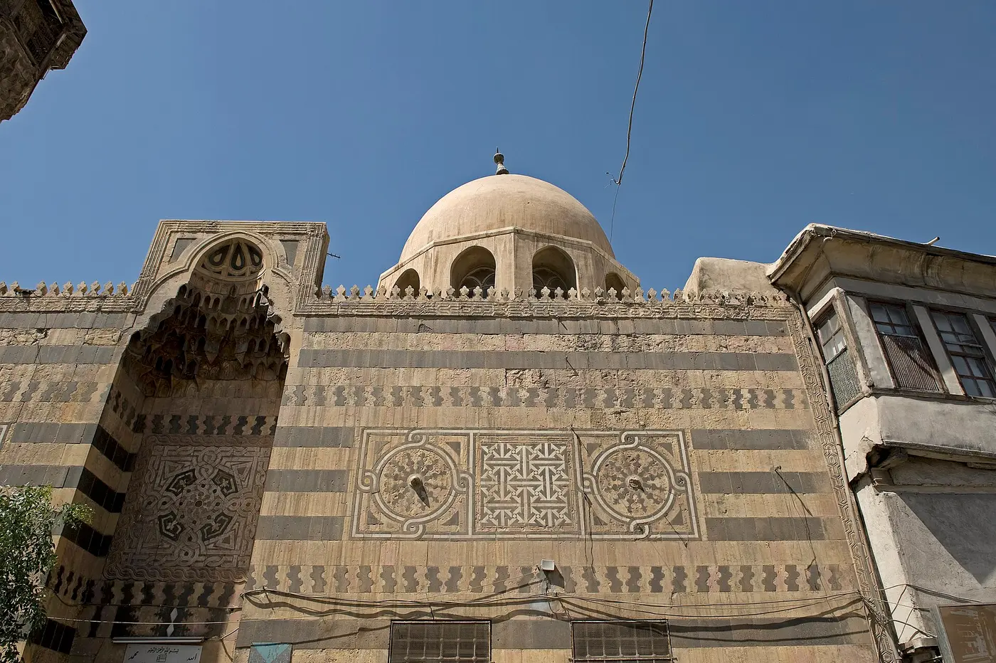 الواجهة المملوكية بحجرها الأبلق.