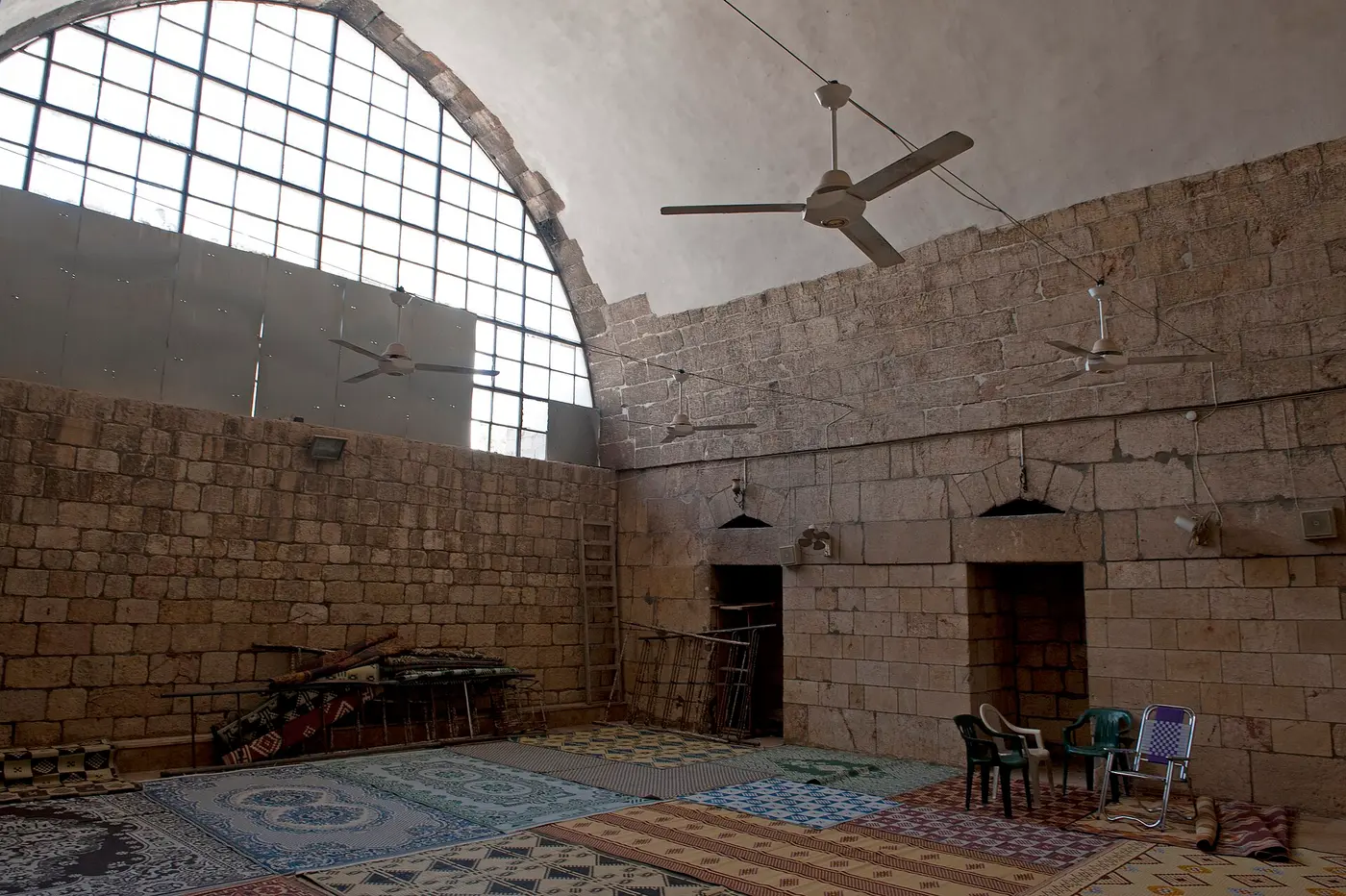 صحن المدرسة الفردوس وبركتها.