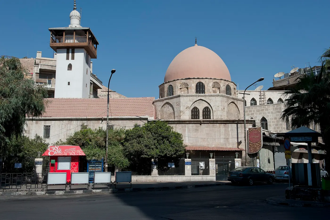 المدرسة المارديانية عند الجسر الأبيض.