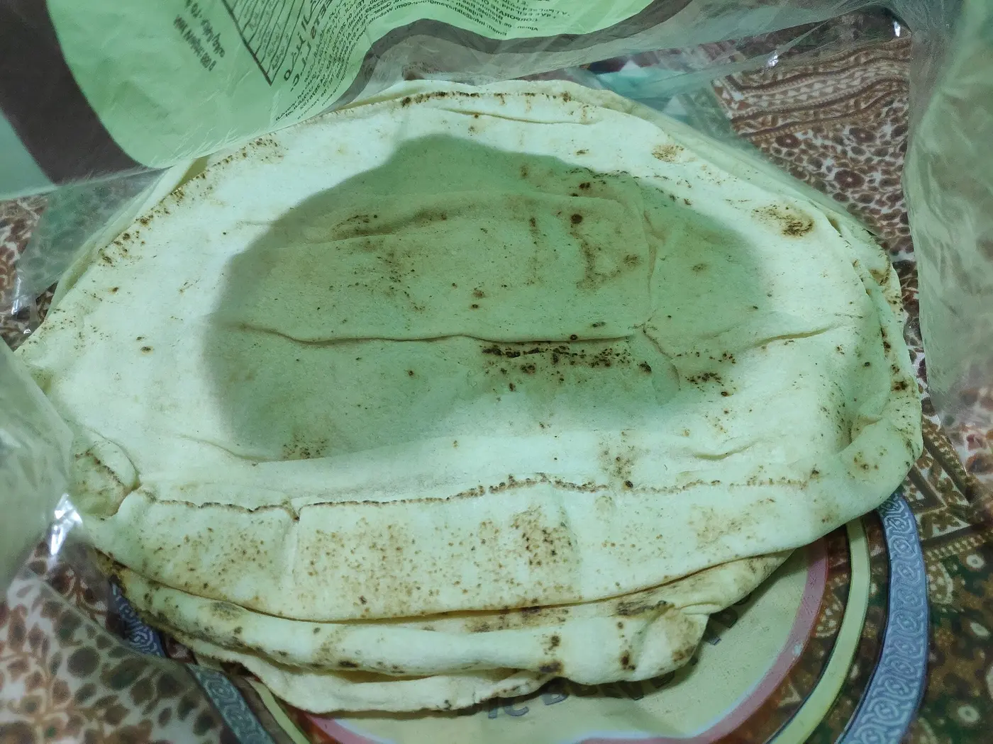خبزُ التنّور — الطرفُ الثاني من المغطوطة، ويُوضع على وجه الصينية حتى يتشرّب.