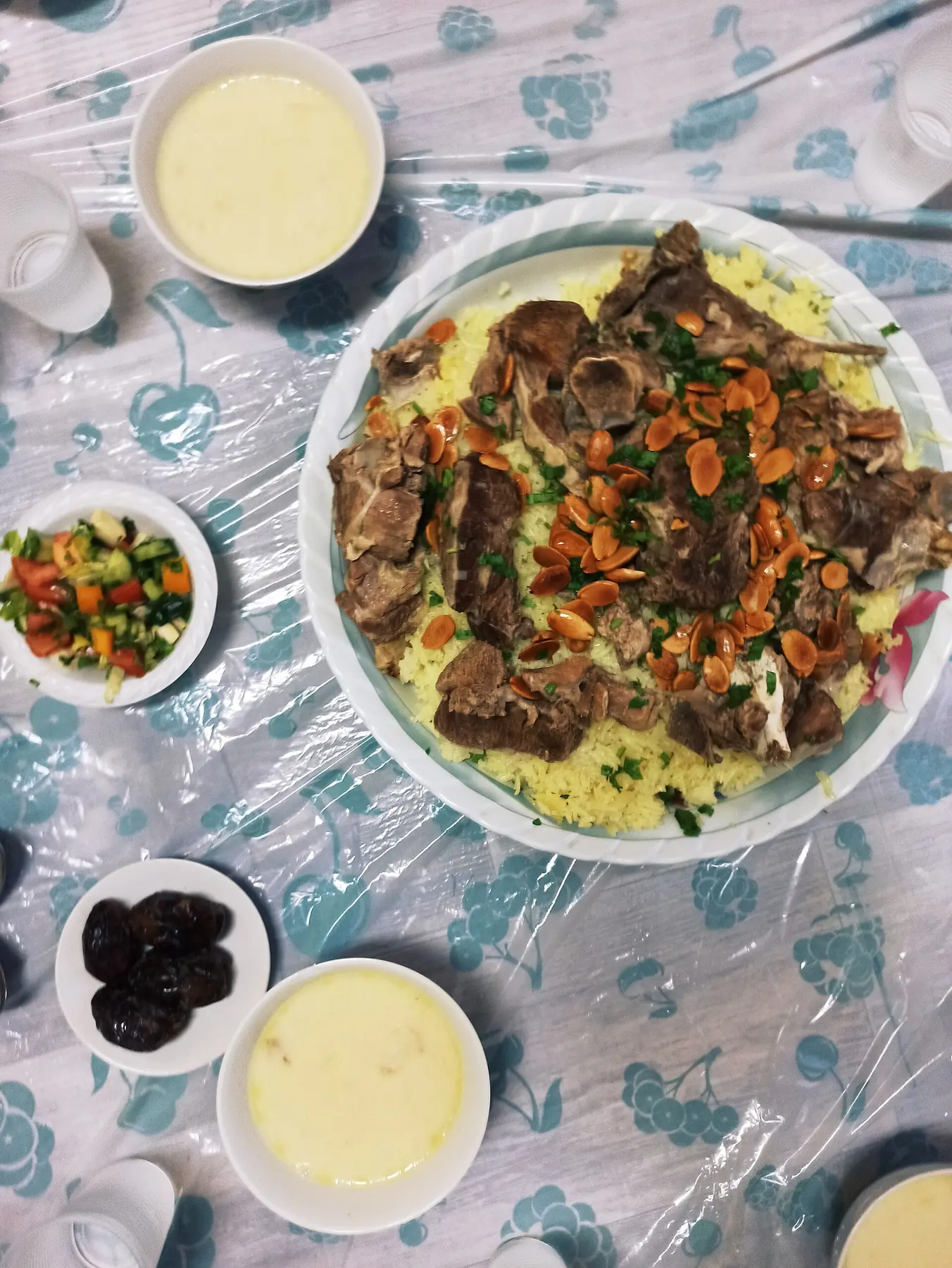 صحنٌ مشترك: يُؤكل من طرفه بالأيدي، ولا يمدّ الآكلُ يدَه إلى وسطه.