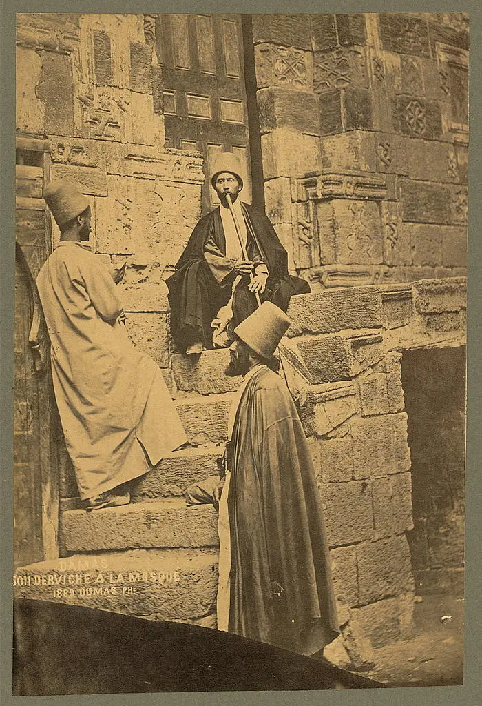 درويشٌ عند مسجدٍ في دمشق — صورةٌ من القرن التاسع عشر (مجموعة مكتبة الكونغرس).