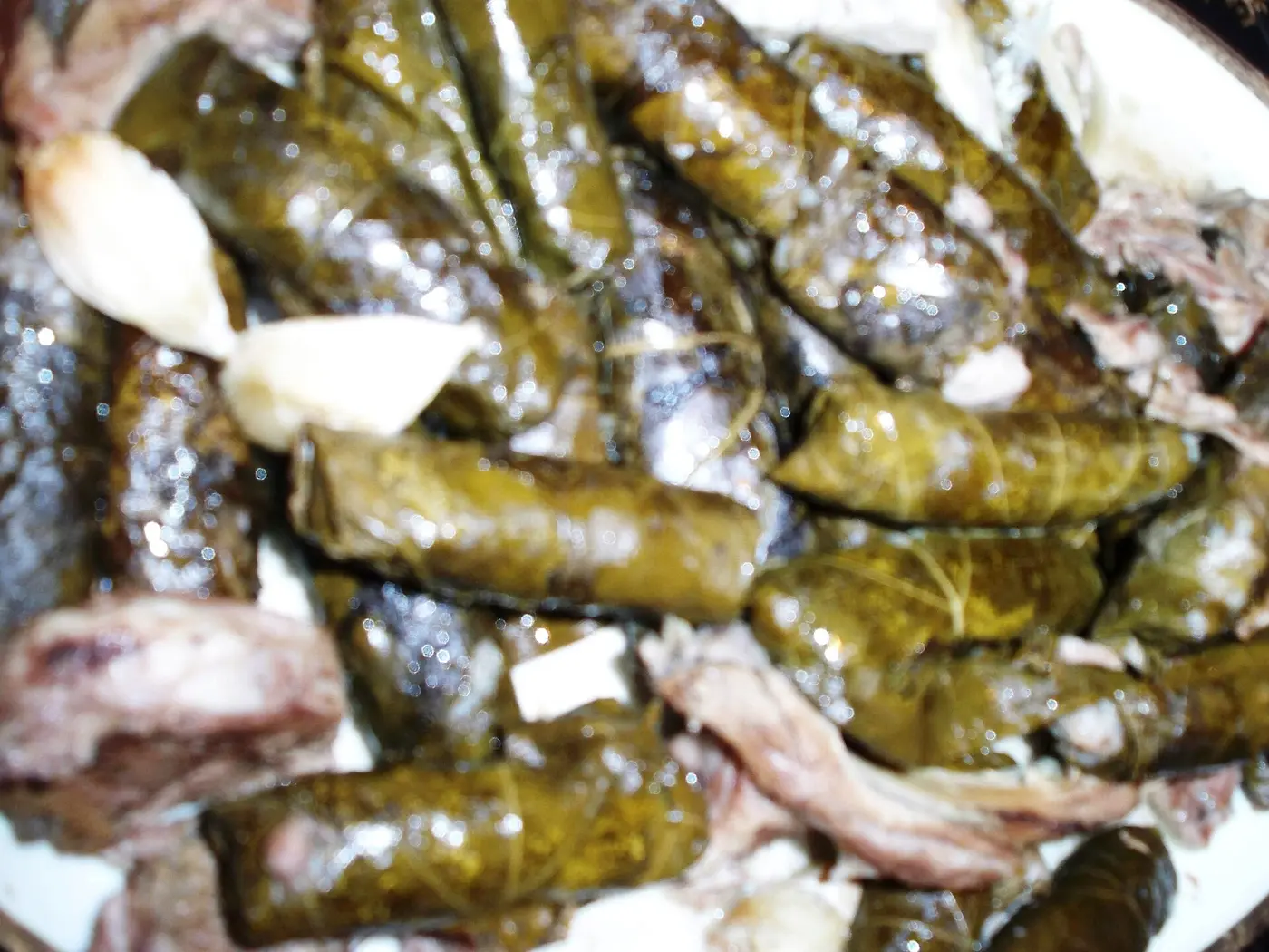 اليالنجي: المحشوُّ بالأرزّ والزيت بلا لحم، ويُقدَّم باردًا بشرائح الليمون.