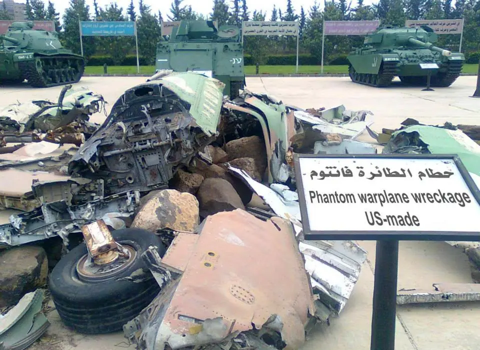 حطام طائرة «فانتوم» أمريكية الصنع، في ساحة العرض.