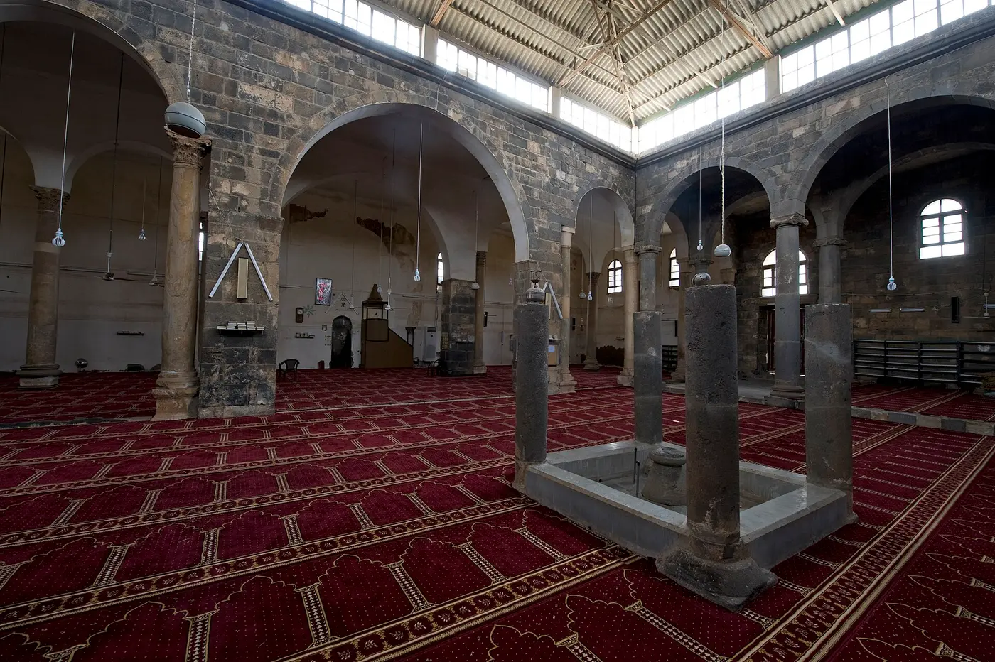 جامع العمري في بصرى ومئذنته المربّعة.