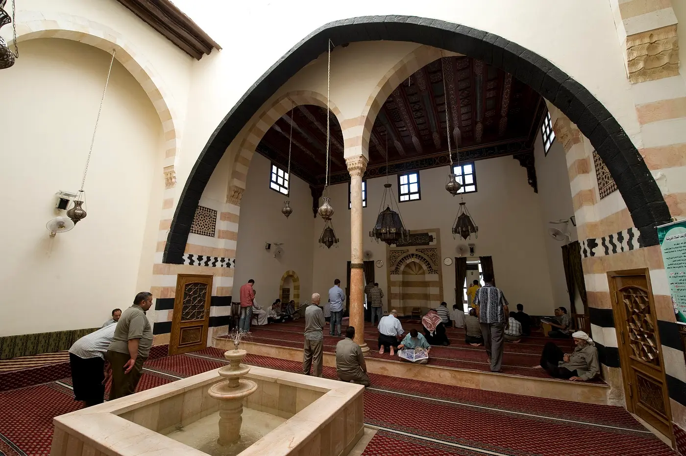 داخل جامع درويش باشا.
