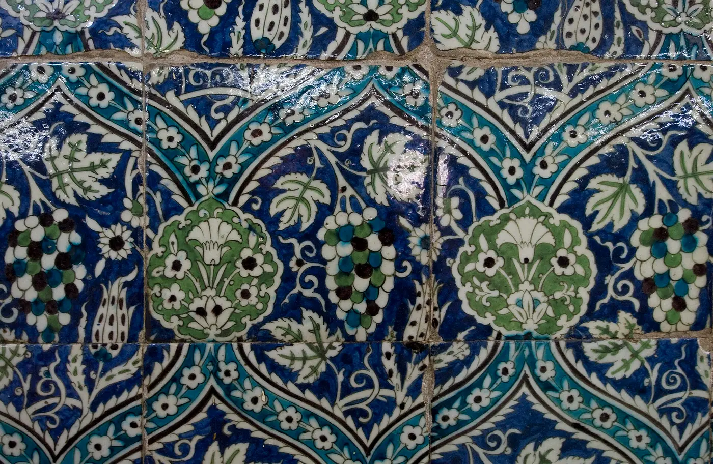 قاشاني جدران الجامع.