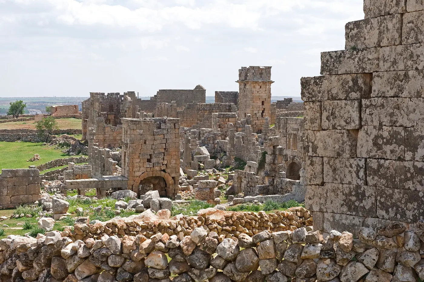 برج حجري قائم في جرادة.