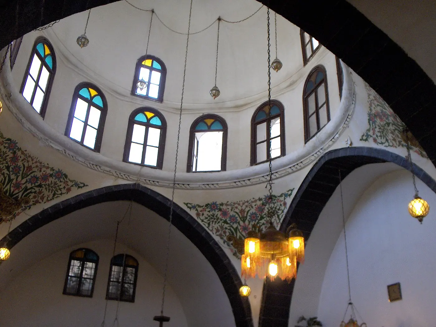 قبة الحمّام وعيونها الزجاجية.