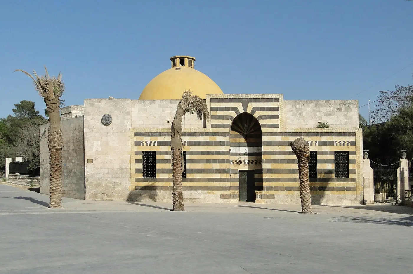 داخل حمّام يلبغا وقبابه.