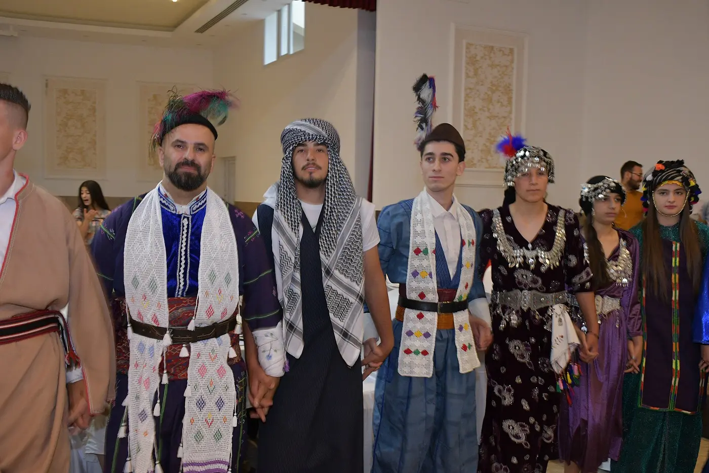 حلقةُ خݢا بالزيّ التقليديّ (الخوملا). صورةٌ من تجمّعٍ أشوريّ في المهجر — لا في الجزيرة السورية — والرقصةُ والزيُّ هما هما.