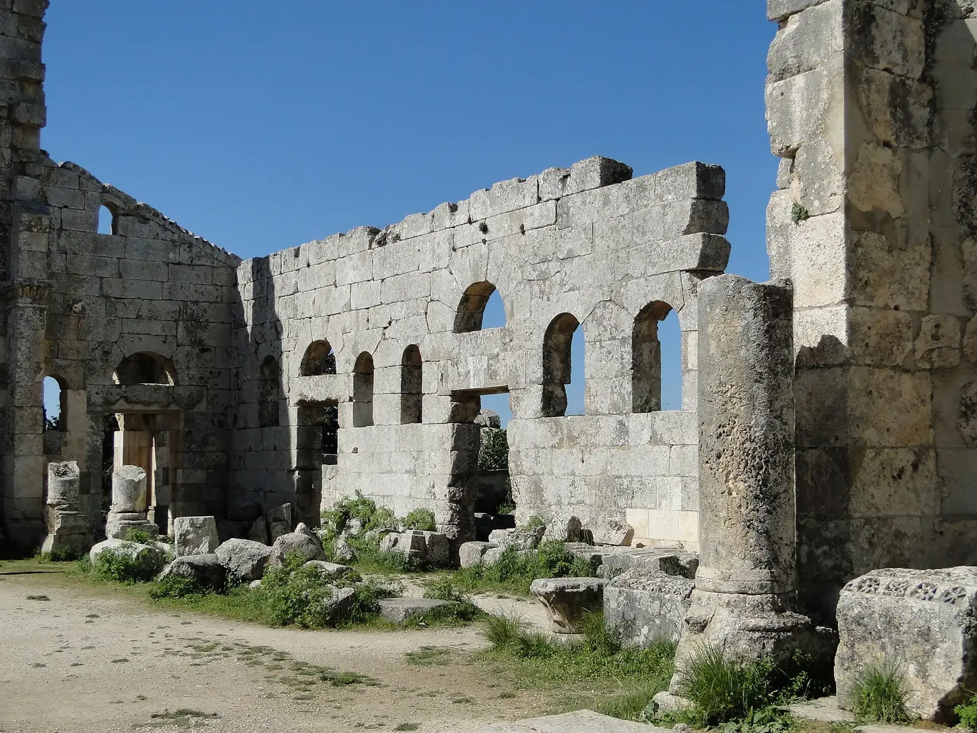 أقواس دير مار سمعان والفناء المثمّن.