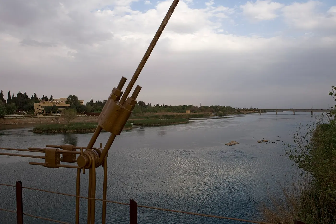 جسرُ دير الزور المعلَّق على الفرات، من صورةٍ قديمة: تحت هذا النهر تُصاد الأسماك.