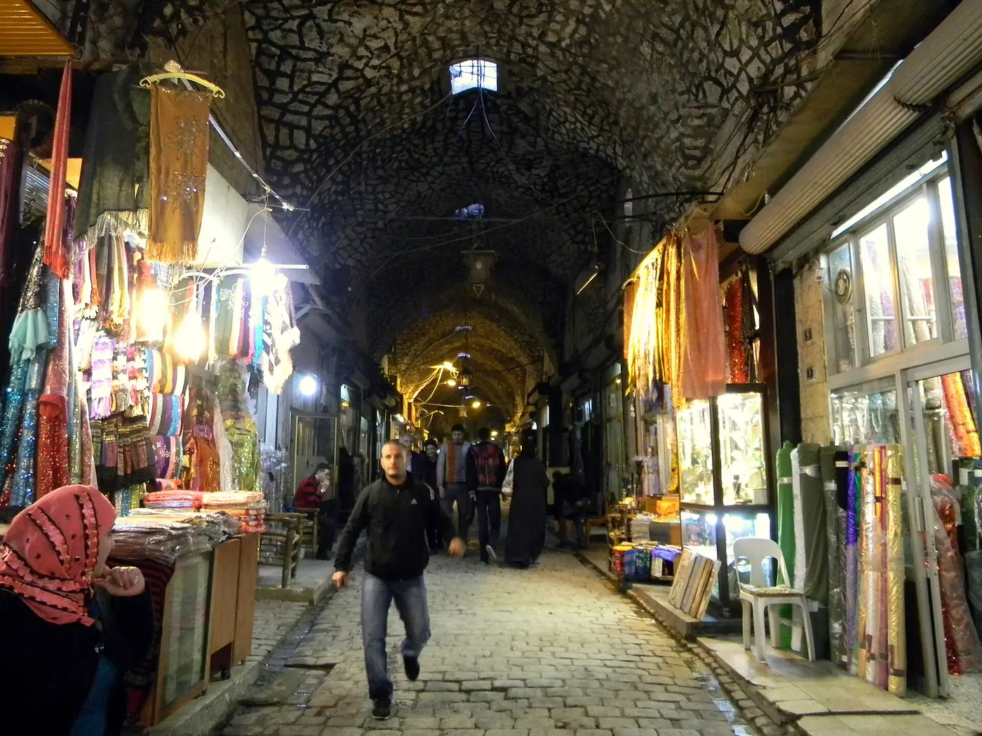 داخل السوق المسقوف بأقبيته الحجرية.