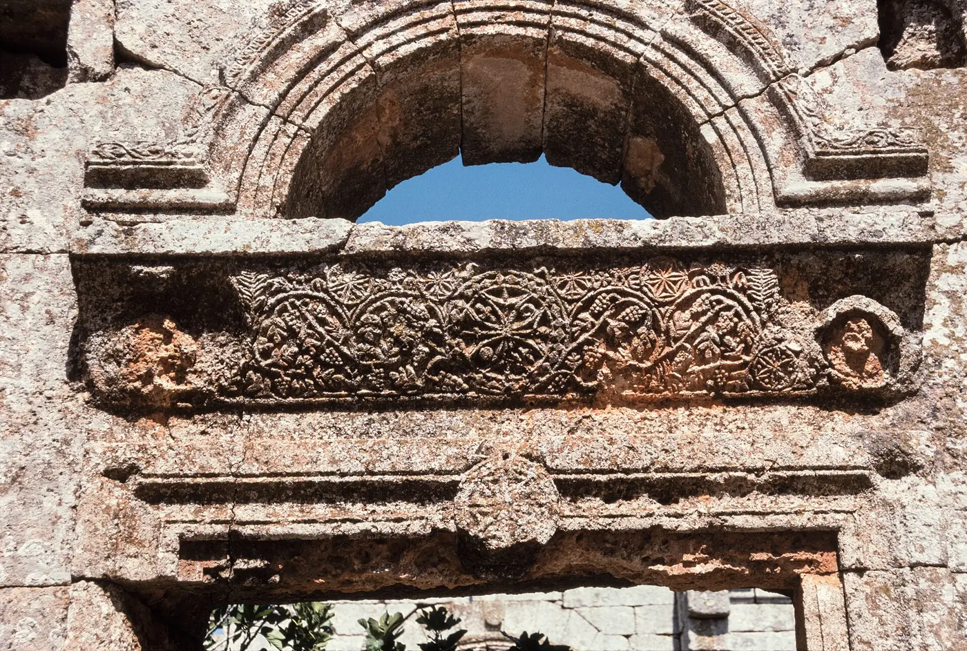 دعامة الحنية وعقد الرواق الجنوبي.