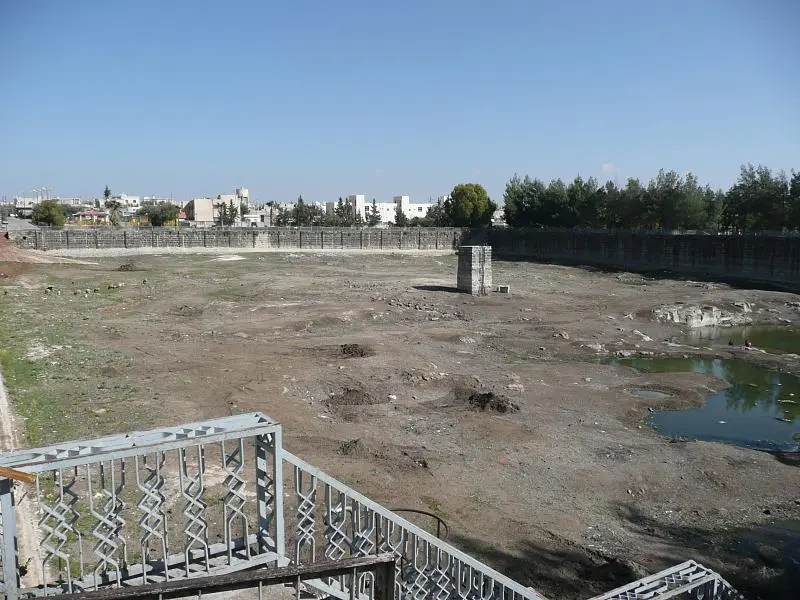 بركة ماء حجرية كبيرة في بصرى.