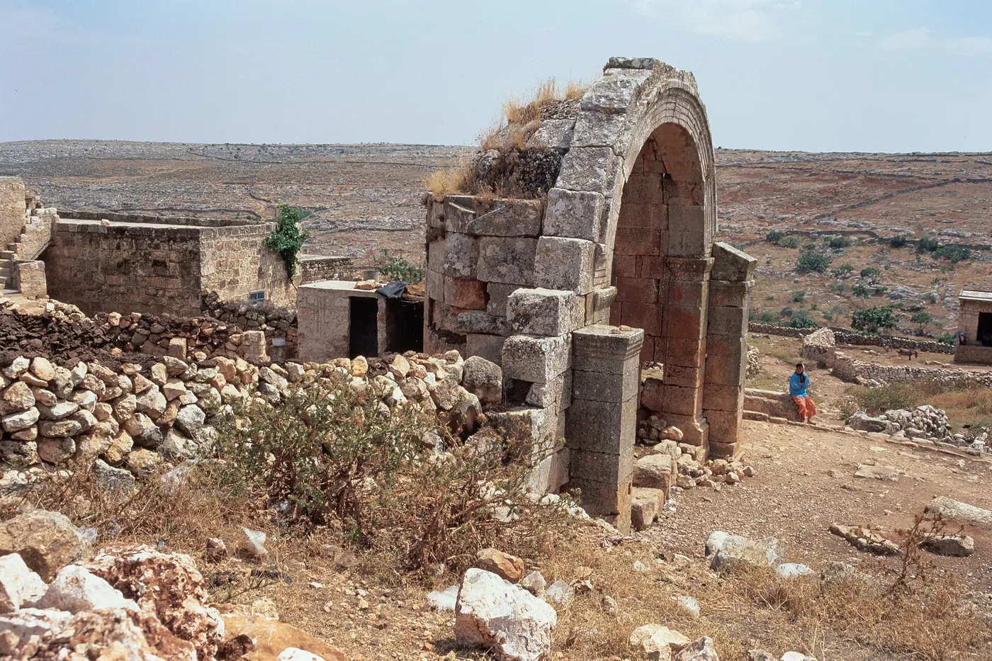 حنية كنيسة فافرتين من الشمال.