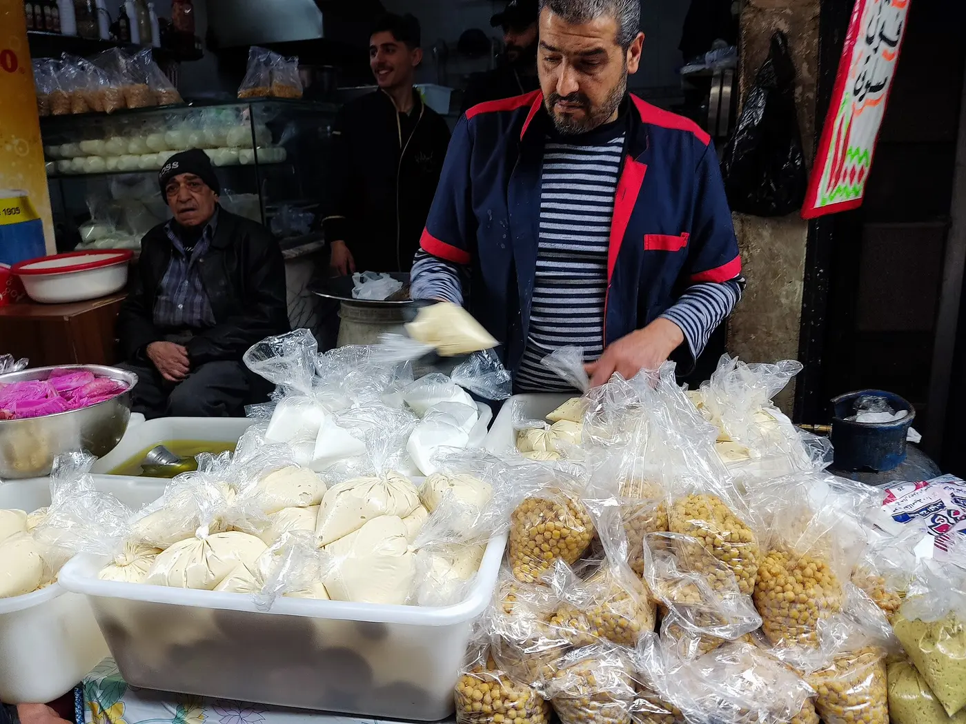 بائعُ حمّصٍ في الشارع: الحبُّ المسلوقُ يُباع حارًّا بالكوب أو بالصحن.
