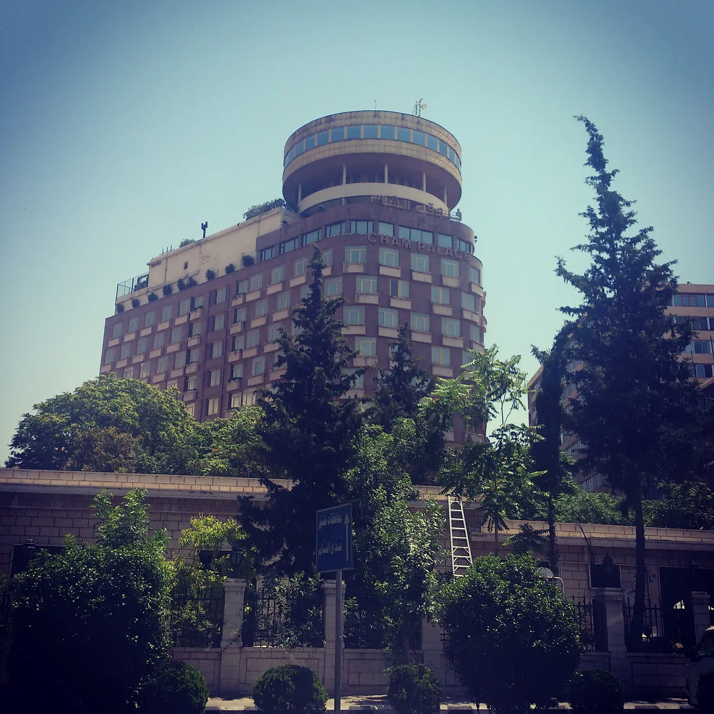 برج فندق الشام من الشارع.