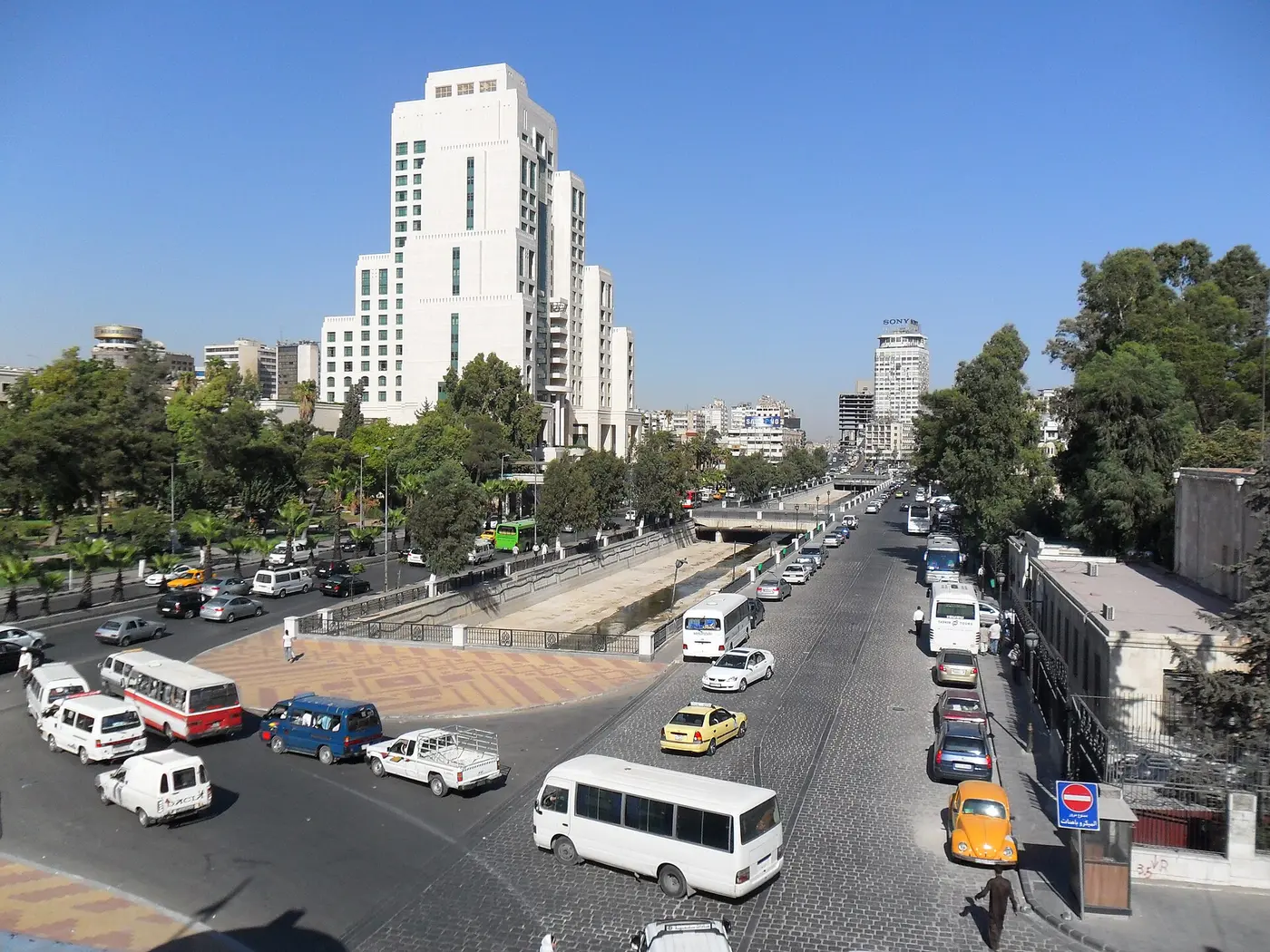 الفندق من ضفة نهر بردى.