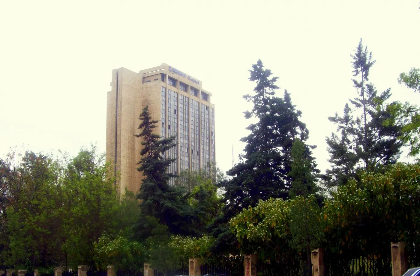 الفندق من الخارج.
