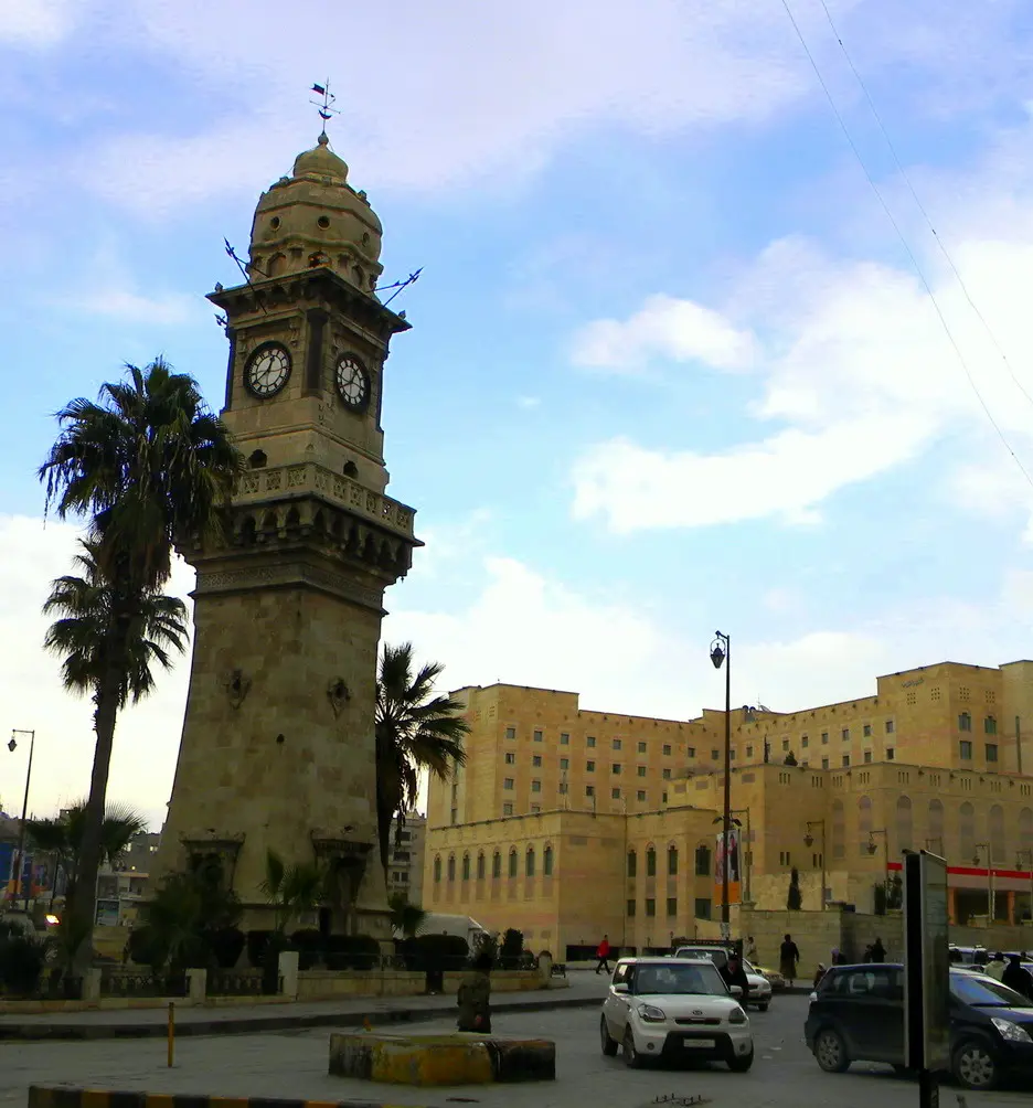 ساعة باب الفرج والفندق خلفها.