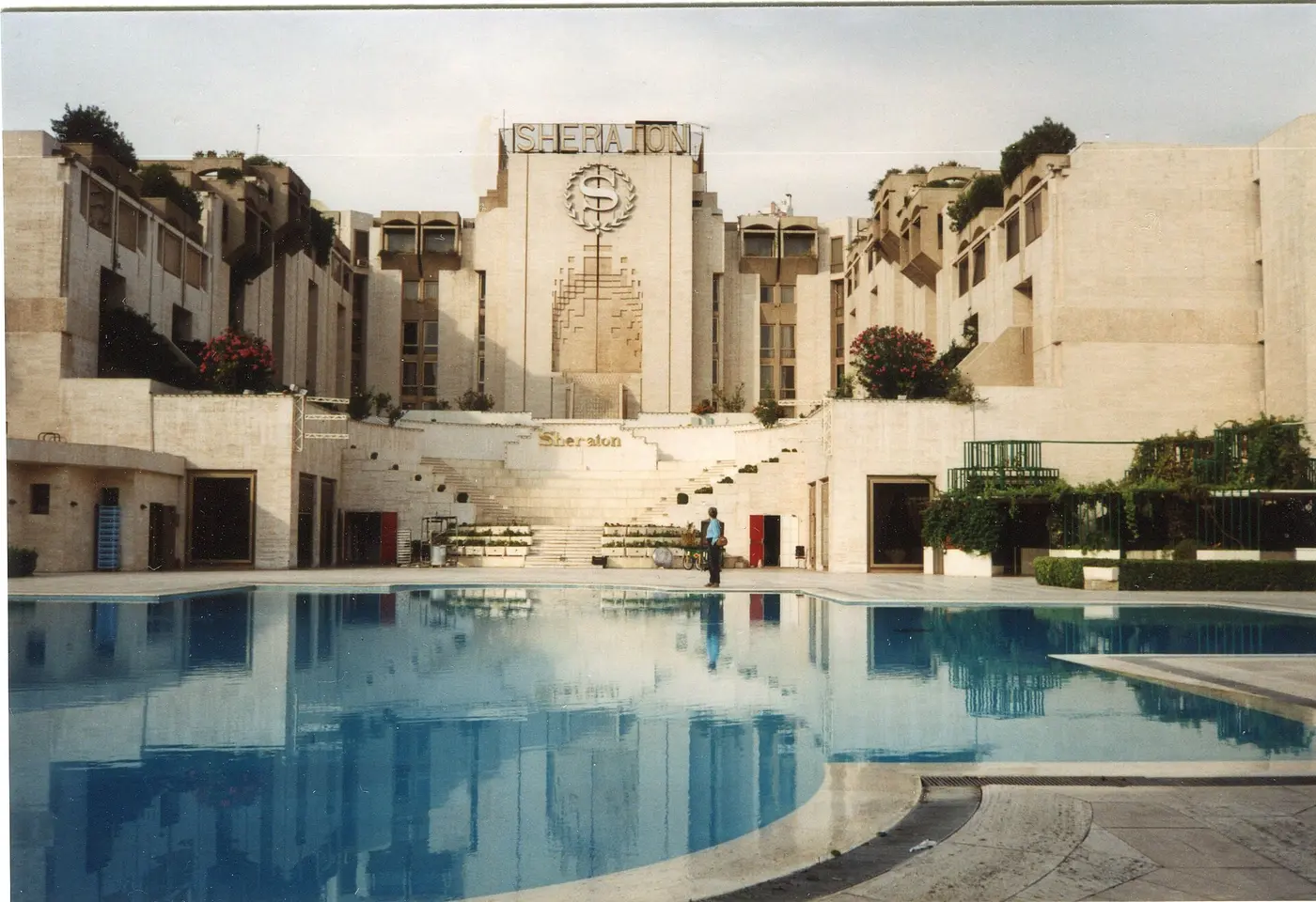 مدخل الفندق وحدائقه.