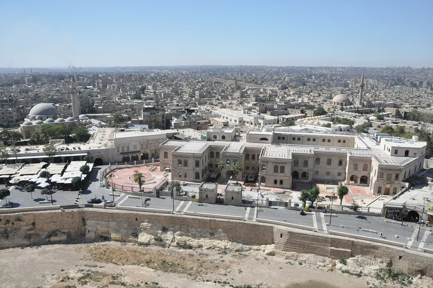 حلب القديمة وفندق كارلتون تحت القلعة، قبل التدمير.