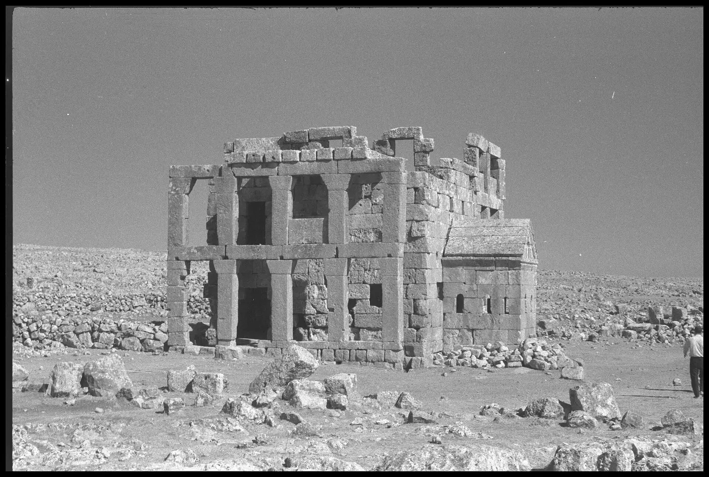 واجهة قصر البنات المعمّدة.