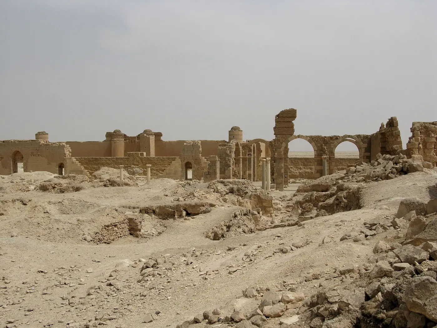 أسوار قصر الحير الشرقي وأبراجها.