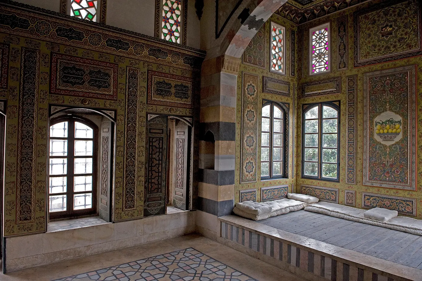 صحن قصر العظم في حماة.