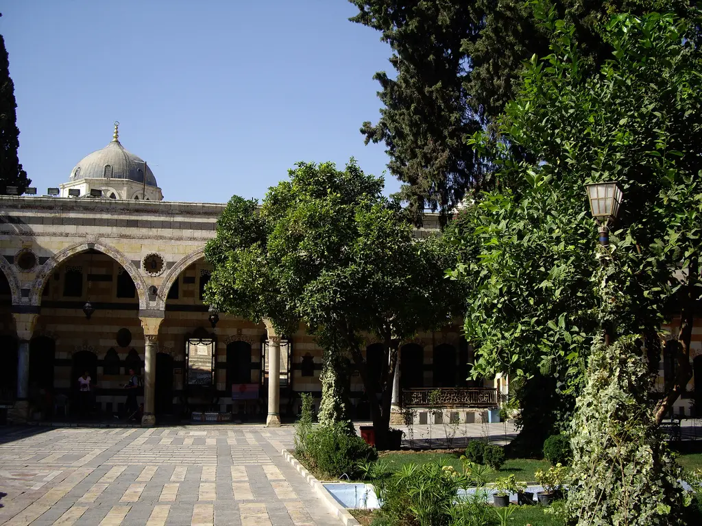 صحن قصر العظم وحوضه.