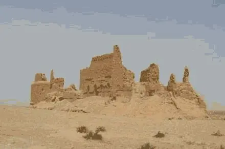 قلعة الرحبة على تلّها.