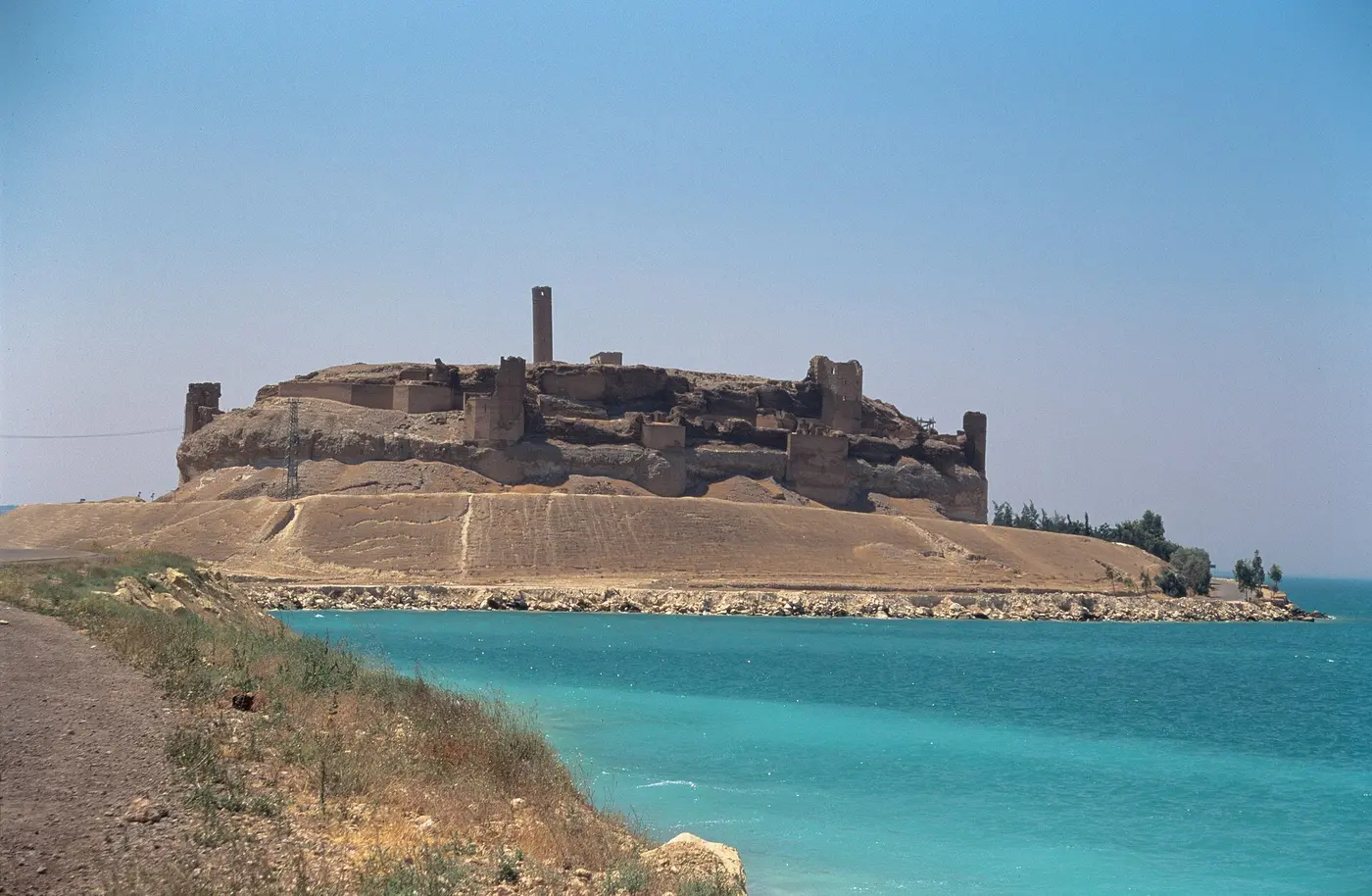قلعة جعبر وقد أحاطت بها بحيرة الأسد.