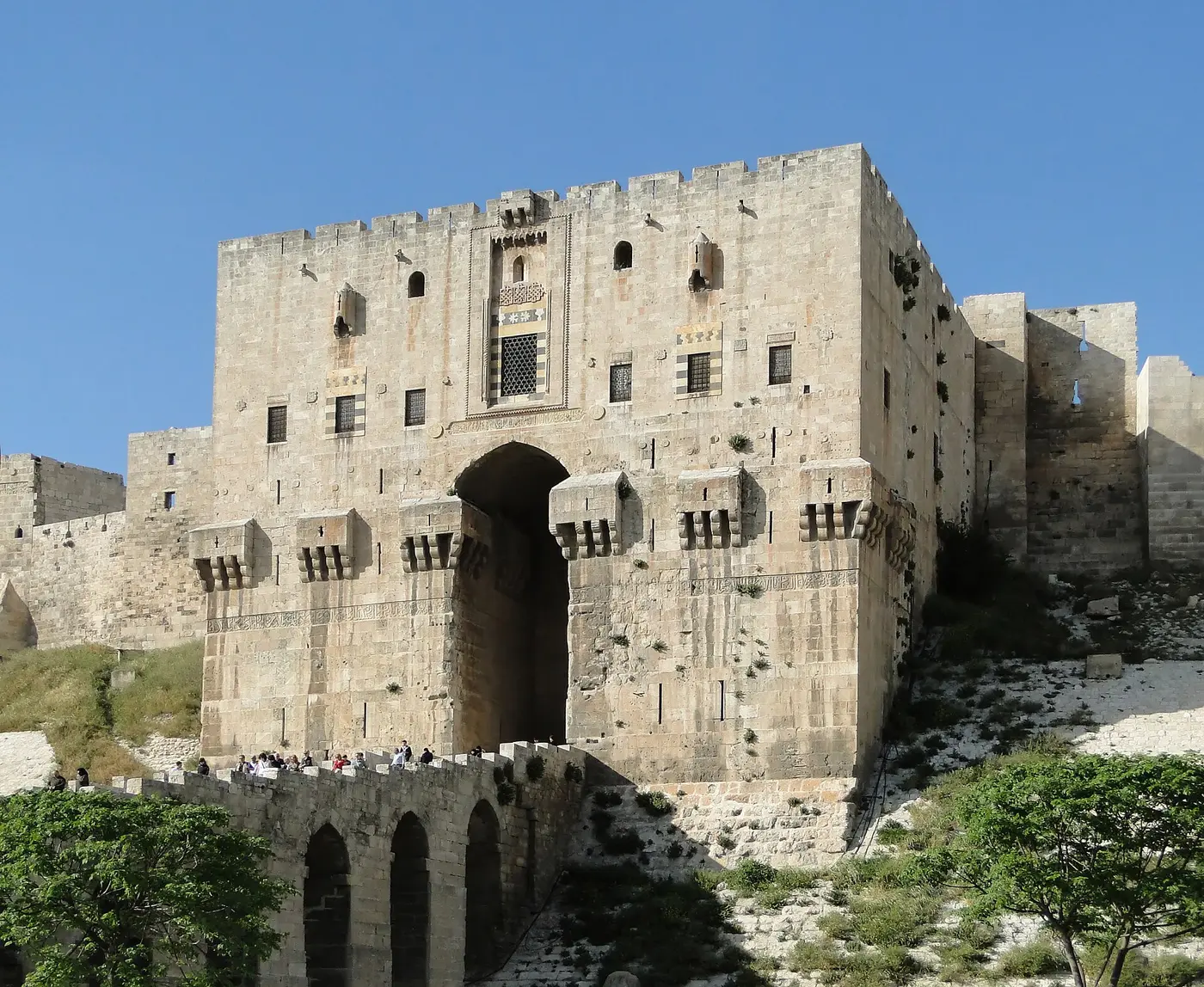 مدخل قلعة حلب والجسر المائل.