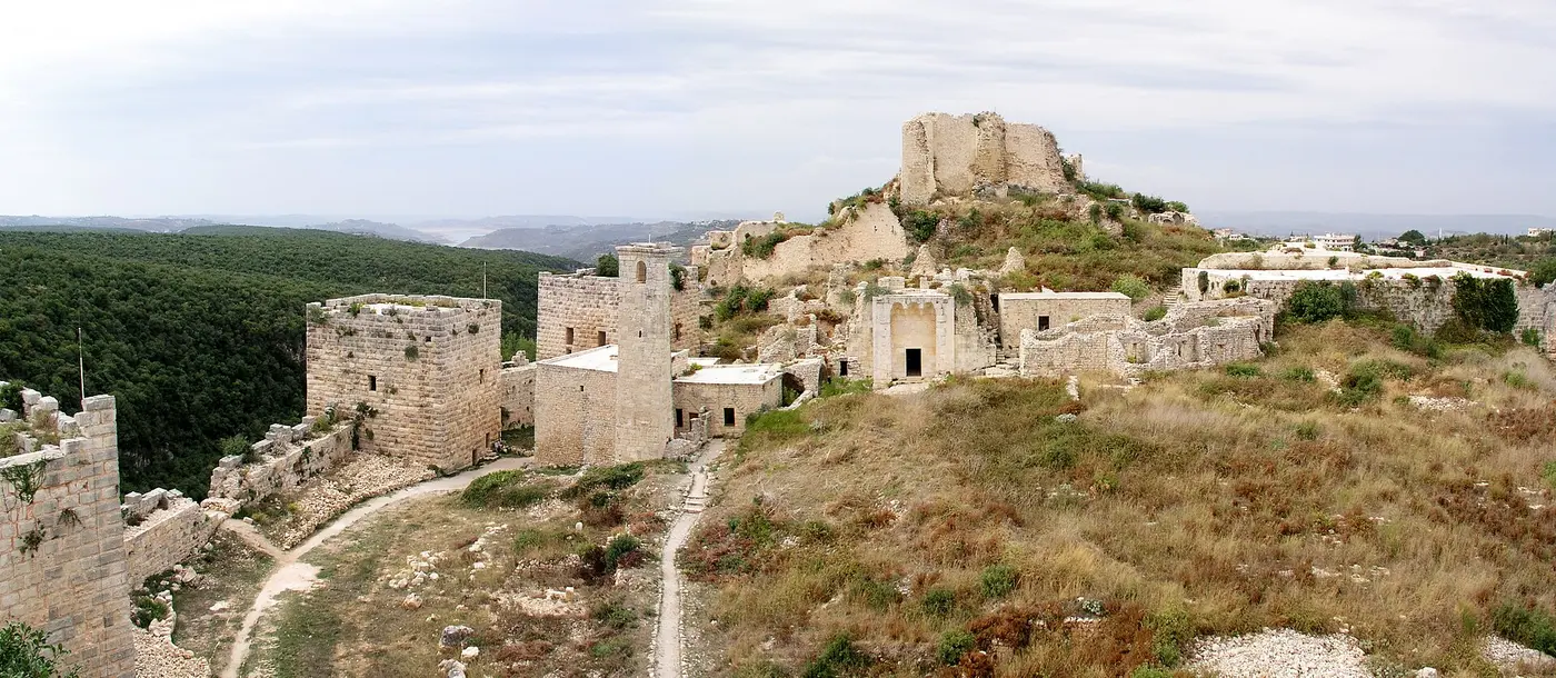 الخندق المنحوت والإبرة الحجرية.