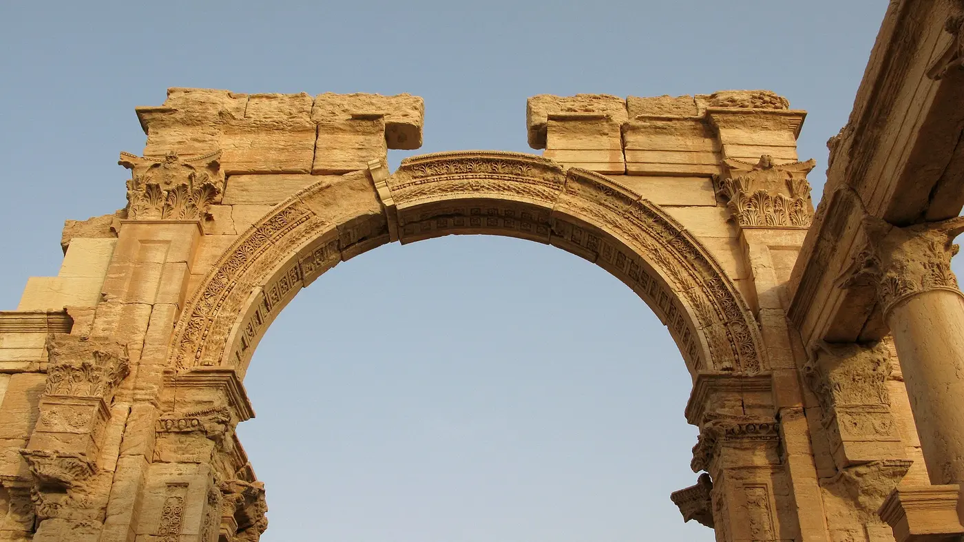 القوس المعمّد في تدمر قبل تدميره.